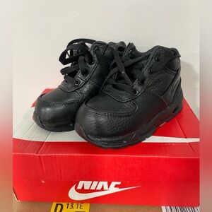 Nike air goadome black to older boots size 7 toddler